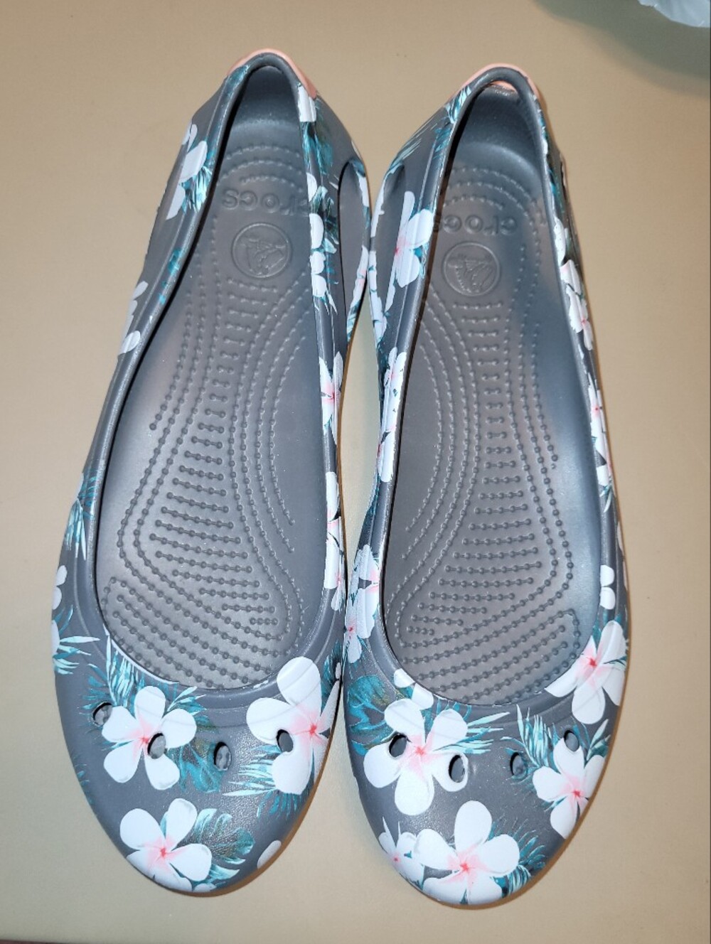 NWOT - CROCS Floral Ballet Flats in Gray, White and Pink SIZE 10. - Picture 2 of 9